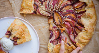 Tarte rustique aux pêches et sésame