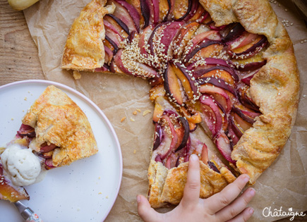 Tarte rustique aux pêches et sésame