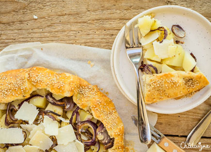 Tarte rustique aux panais, oignons rouges et parmesan