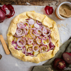 Tarte rustique aux panais, oignons rouges et parmesan