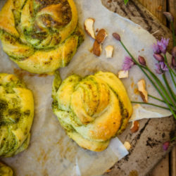 Petites Babka au pesto