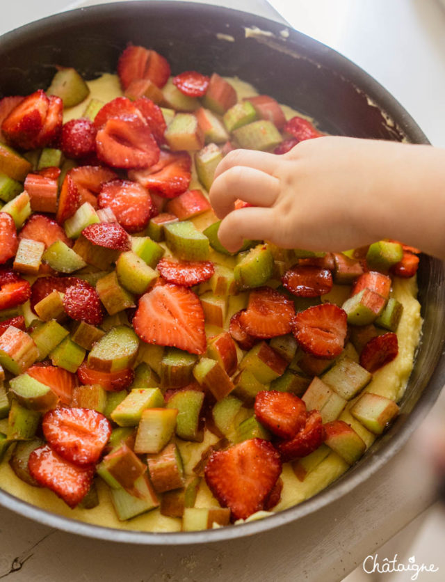 Gâteau fraises-rhubarbe façon crumble