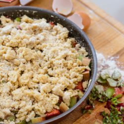 Gâteau fraises-rhubarbe façon crumble