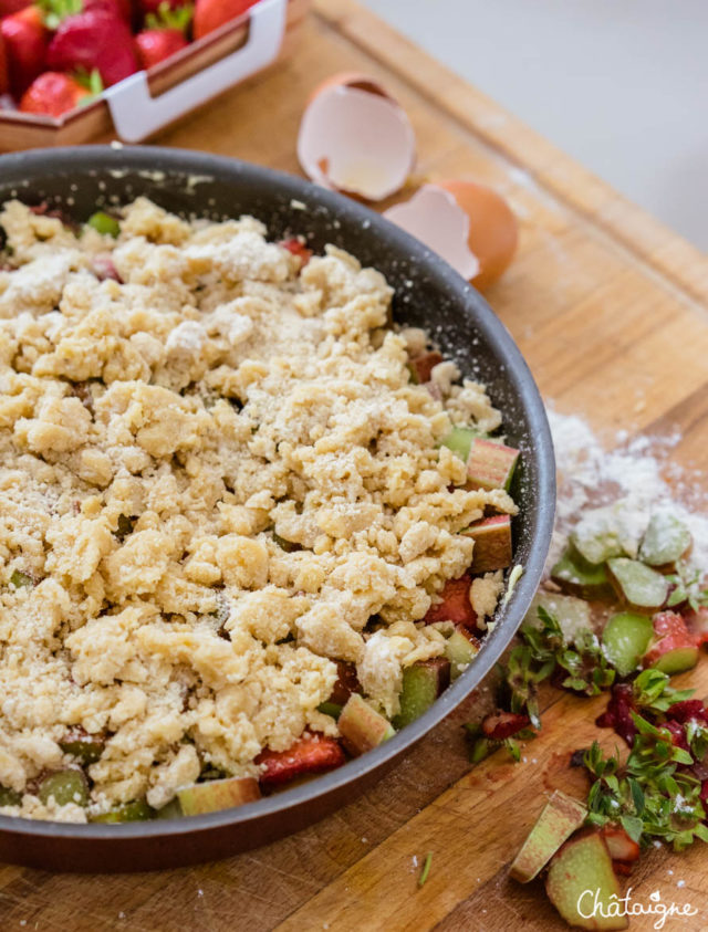 Gâteau fraises-rhubarbe façon crumble