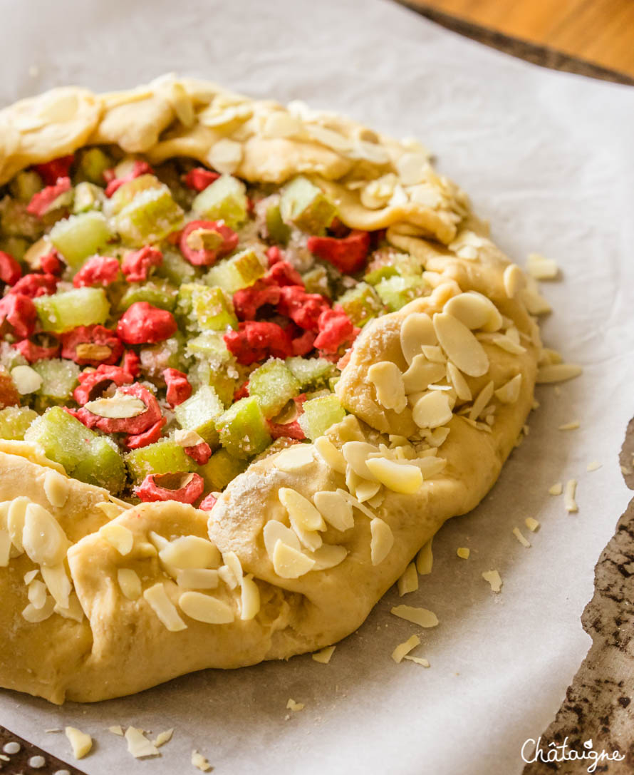 tarte rustique à la rhubarbe et pralines roses