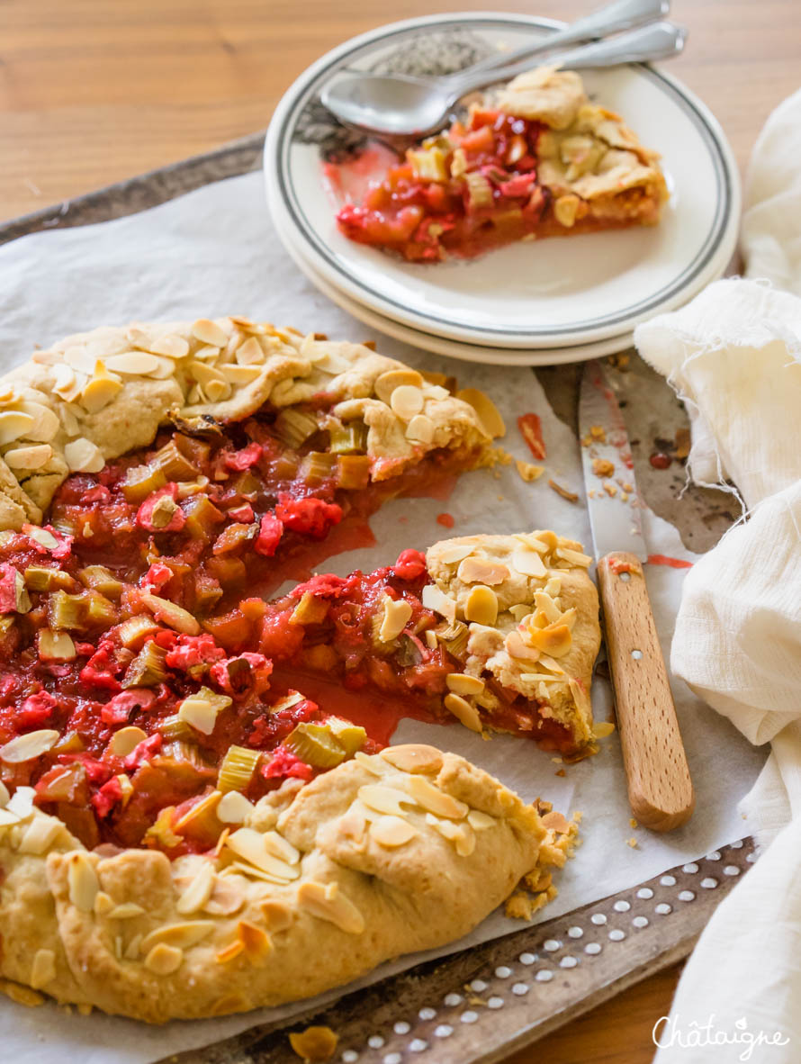 tarte rustique à la rhubarbe et pralines roses