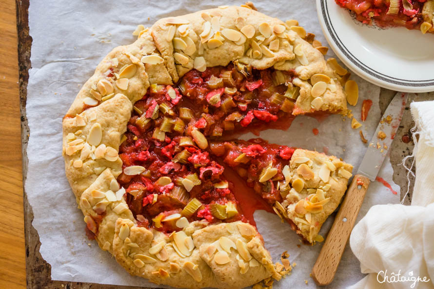 tarte rustique à la rhubarbe et pralines roses