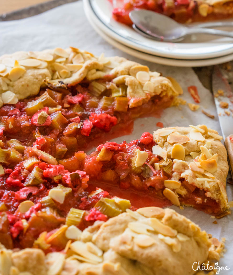 tarte rustique à la rhubarbe et pralines roses