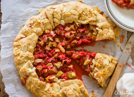 Tarte rustique à la rhubarbe et pralines roses