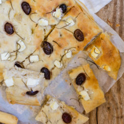 Focaccia aux olives et à la feta