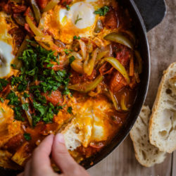 Chakchouka [ou Shakshouka] facile aux tomates, poivrons et œufs