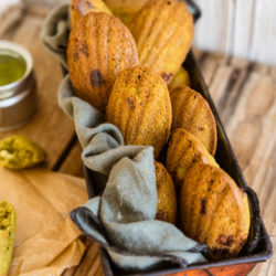 Madeleines au thé matcha et chocolat blanc