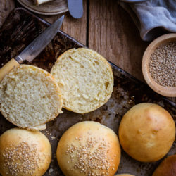 Pains à burger [ou "buns" super moelleux au levain]