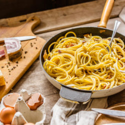 Pâtes carbonara [la vraie recette italienne sans crème !]