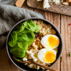 Porridge salé au miso [épinards, chèvre et œuf mollet]