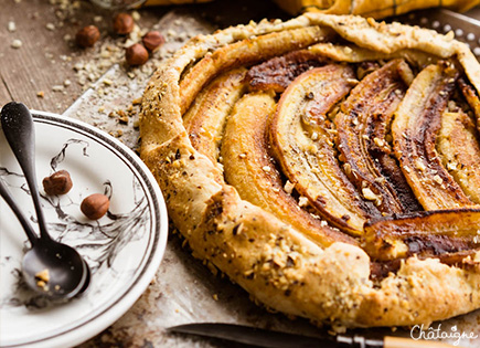 Tarte rustique à la banane rôtie et noisettes