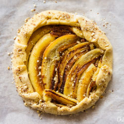 Tarte rustique à la banane rôtie et noisettes