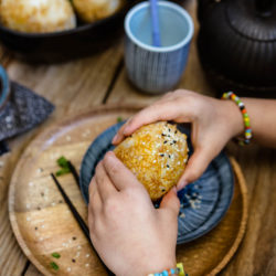 Yaki onigiris [boulettes de riz grillées japonaises]