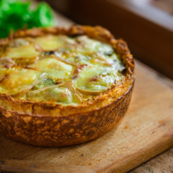 Quiche aux poireaux [sur pâte aux pommes de terre]