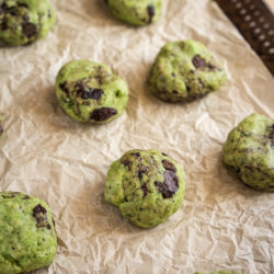 Cookies salés [aux fanes de radis et olives noires]