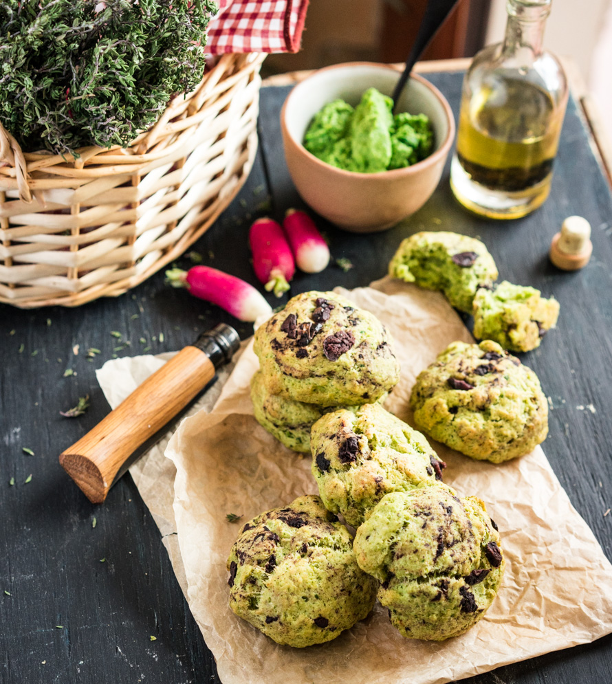 Cookies salés [aux fanes de radis et olives noires]