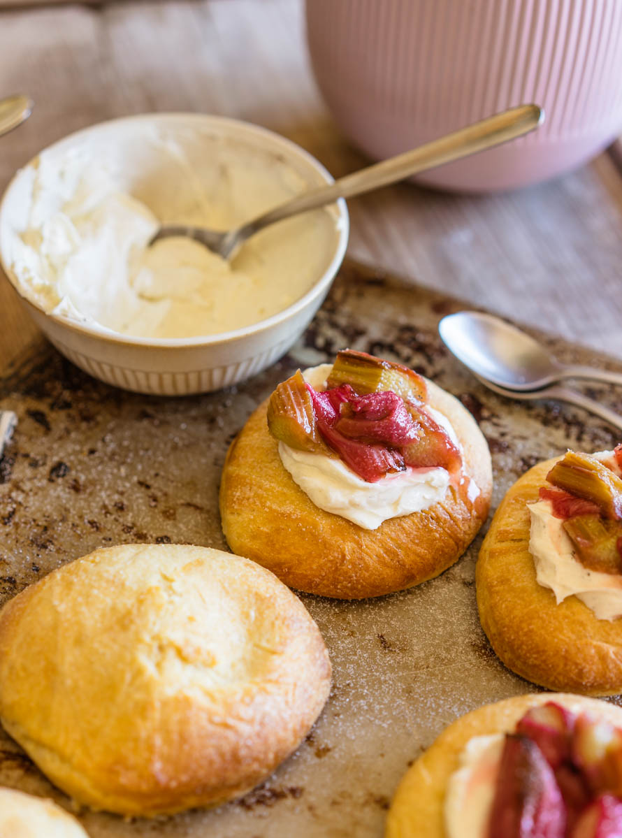 brioches à la rhubarbe