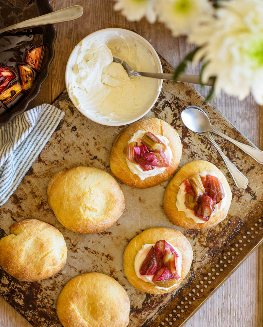 brioches à la rhubarbe