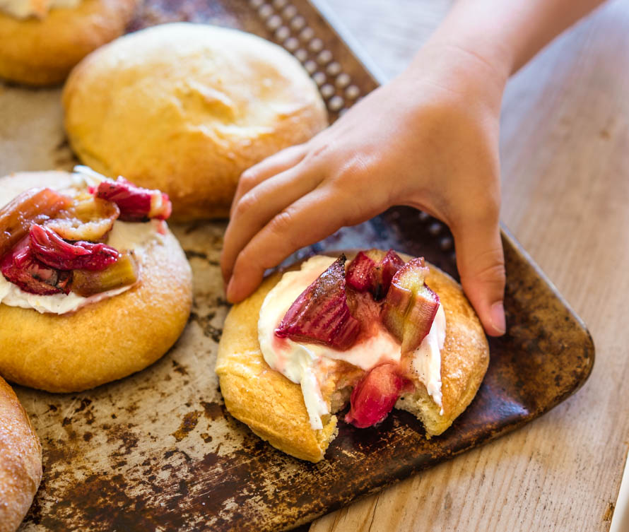 brioches à la rhubarbe