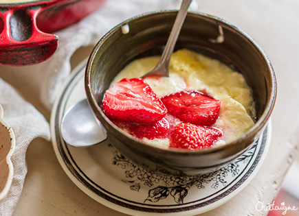 Crème aux œufs et fraises rôties [juste trop bon]