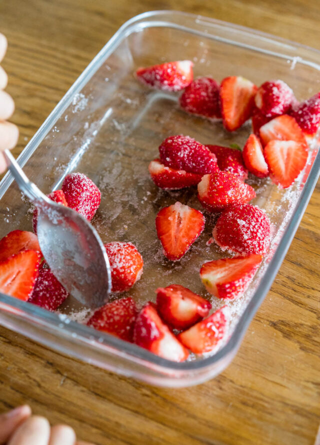 Crème aux œufs et fraises rôties [juste trop bon]