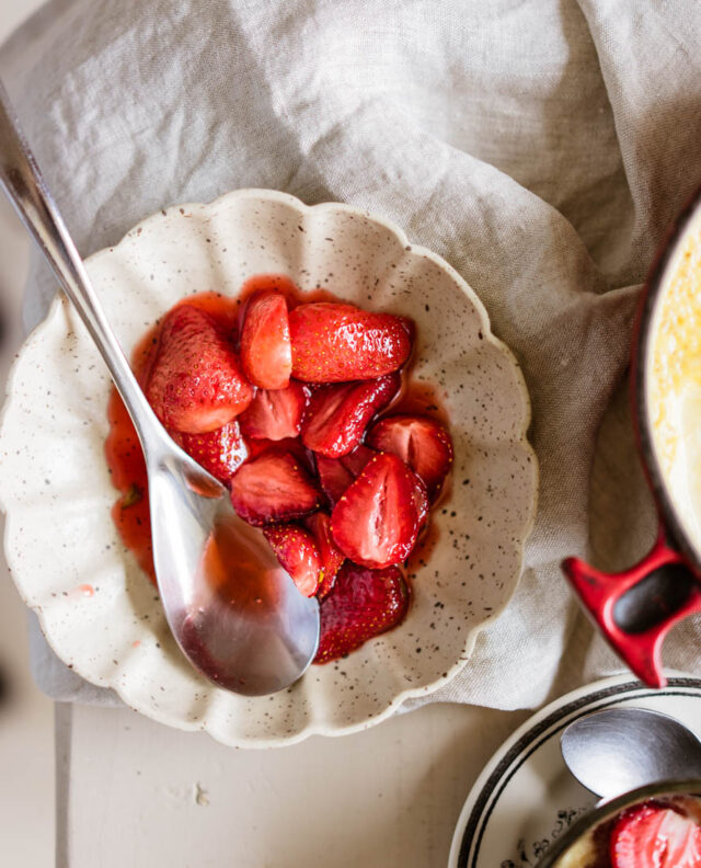 Crème aux œufs et fraises rôties [juste trop bon]