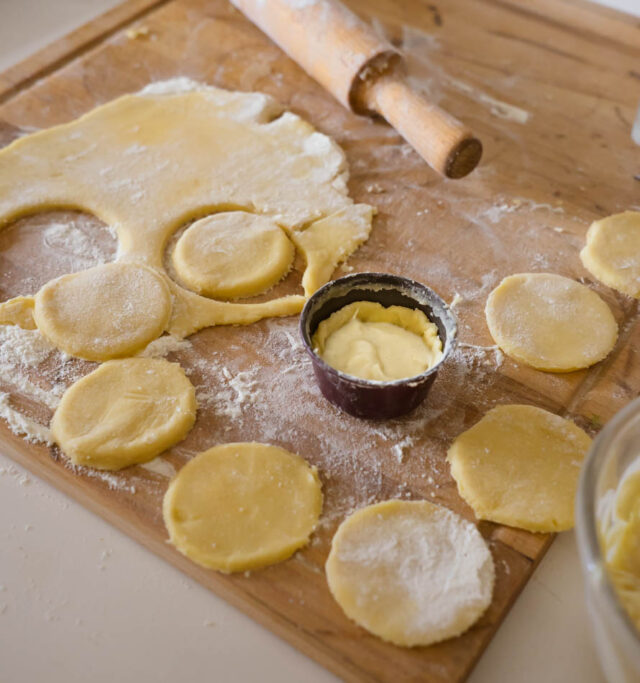 Pasticciotto [les petits sablés italiens fourrés à la crème pâtissière]